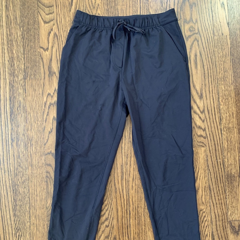 Lululemon Size 4 7/8 jogger pants
